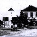               Pohled na školu a kostel z 30.let
